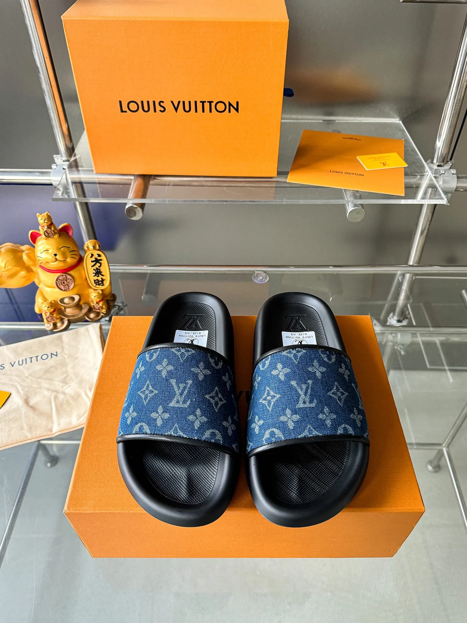 [L Home] P: 300💰 ▪️Shoe size: Women's 35-40 Men's 38-46▪️Packaging: Counter top quality~original packaging Louis Vuitton lv couple's monogram embossed slippers This season, Waterfront sandals return with a new look, and the upper buckle is embossed with Louis Vuitton's iconic Monogram pattern. Made of waterproof rubber with a comfortable and resilient insole. The lightweight, flexible outsole is embossed with the Louis Vuitton logo. Exquisitely packaged at the delivery counter 🛍📦 ▪️Fabric: Original molded rubber foam ▪️Sole: Original molded rubber foam outsole ▪️Sole thickness: 3CM.